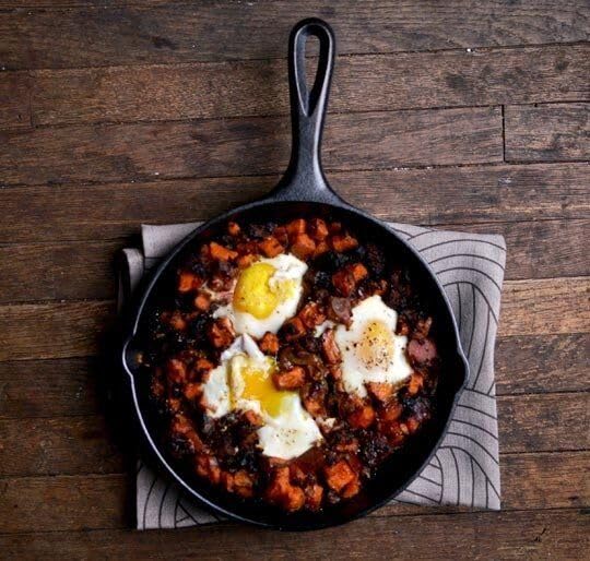 Lodge 10.25 Inch Cast Iron Skillet – Pre-Seasoned Frying Pan with Teardrop Handle – Oven, Stovetop, Grill & Campfire Use – Made in USA – Durable, Non-Toxic, Even-Heating Cookware – Black